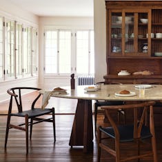 Pinna Dining Table with Wishbone Chairs
